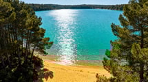 Ce lac landais cache 3000 ans d'histoire sous 8 mètres d'eau turquoise