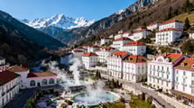 Cette station thermale de 2 076 habitants cache 14 sommets de plus de 3 000 mètres