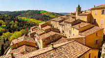 Pendant que Gordes croule sous les cars, ce village du Var garde ses ruelles pour les locaux