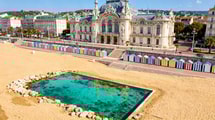 Ce casino de 1911 domine la seule plage Pavillon Bleu où les marées d'Europe créent une piscine naturelle