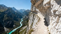 Ce torrent de 58 km garde le seul sentier français creusé dans la falaise