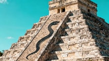 Deux fois par an seulement, cette pyramide de 30 mètres révèle un serpent géant
