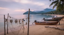 Adieu Chaweng, les 60 000 Samuiens nagent à Maenam et déjeunent à Nathon avant 9h