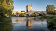 Méconnue des voyageurs filant vers Pau, cette ancienne capitale béarnaise garde son pont fortifié du XIVe siècle