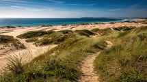 À 1h de Lorient, ce village du Morbihan abrite le plus long cordon dunaire de Bretagne, formé il y a 2 500 ans