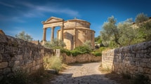 Cette commune des Alpes-de-Haute-Provence, 1 610 habitants, cache 4 colonnes et un baptistère