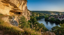 Après 1979, ce site Dordogne porte un label UNESCO et attire les curieux de la préhistoire