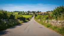 Plus discret que Vannes, ce village du Morbihan doit sa célébrité à une côte cycliste