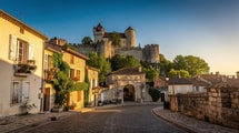 Dans ce village d’Ardèche, les remparts de 1381 se voient encore depuis les ruelles