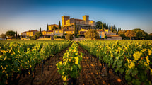 Au cœur des vignes, ce village de la Drôme se découvre par son château du XIIe siècle