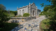 Plus étrange qu’un musée, cette maison d’Eure-et-Loir couvre ses murs et son jardin de mosaïques