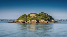 Au large de Larmor-Baden, cette île protège un des grands secrets mégalithiques du Morbihan