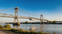 Dernier pont transbordeur de France, cette nacelle franchit la Charente en 75 secondes