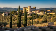 Face aux villages stars du Luberon, cette escale provençale mise sur son château Renaissance