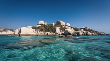 Plus sauvage que Palombaggia, plus isolée que Bonifacio, cette île s’aborde par la mer