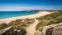 Sans voiture, cette île du Morbihan se découvre par un sentier côtier de 17 km