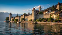 Oubliez Évian : ce village fortifié du Léman a gardé ses ruelles médiévales