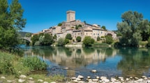 Au bord de la Cèze, ce village médiéval garde un donjon carré haut de 32 m