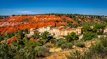 Gordes n’a pas le monopole du Luberon : ce village impose ses façades ocre