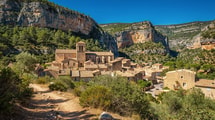 Sur la route de Compostelle, ce village du Sud garde une abbaye au cœur des gorges