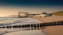 Sur la côte de Nacre, une plage du Calvados transforme l’été en concerts hommage gratuits