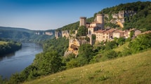 Entre deux châteaux, ce village médiéval ouvre sur une grotte façonnée il y a 176 000 ans