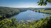 Pourquoi ce lac artificiel est-il devenu le grand terrain de jeu de la Suisse Normande ?