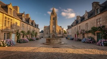 Ses rues servent souvent de décor au cinéma : ce village breton est resté figé à la Renaissance