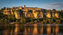 Sous les rues de ce village perché de Dordogne, une grotte se visite au cœur de la falaise