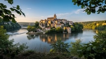 Deux rivières se rejoignent au pied de ce village médiéval de Dordogne