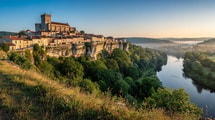 Depuis 1255, une forteresse royale domine ce village perché de l’Aveyron