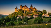 À égale distance du pôle Nord et de l’équateur, ce village corrézien dresse ses trois châteaux