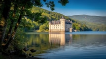 Promis à l’engloutissement, ce château du Cantal garde les pieds dans le lac
