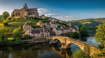 Ce village de 189 habitants doit sa beauté à un architecte qui a sauvé son château en ruine