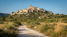Dans le Gard, Lussan, village médiéval perché parmi les plus beaux de France