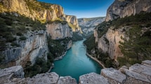 Un canyon aux eaux turquoise s’enfonce jusqu’à 700 mètres dans la roche provençale