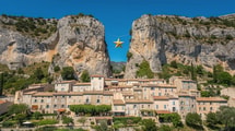 Entre deux falaises, une grande étoile flotte au-dessus de ce village du Verdon