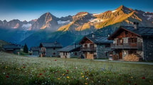 Des toits de lauze au pied des sommets : ce village de Savoie atteint 3 642 m