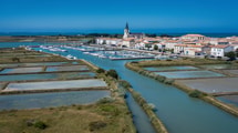 Entre les marais salants de l’île de Ré, un chenal mène à ce port de plaisance