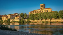 Pourquoi cette abbaye de l’Aude est-elle liée à une charte de Charlemagne ?
