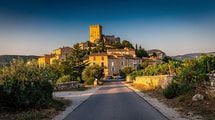 Pourquoi ce village du Gard laisse-t-il les voitures à l’entrée avant ses ruelles médiévales ?