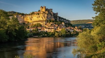 À 8 km de Sarlat, ce village de Dordogne vit sous un château médiéval à 150 m