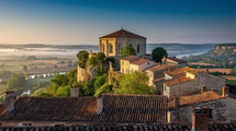 Ce village perché au-dessus de la Garonne abrite une halle aux grains circulaire