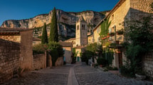 Au cœur des gorges de l’Hérault, une abbaye romane veille sur ce village médiéval