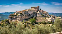 Sur son rocher du Vaucluse, un château Renaissance veille au cœur de ce village perché