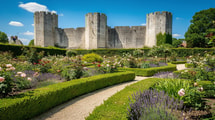 Quatre tours de pierre encadrent les jardins de ce village médiéval du Loiret