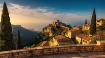Au-dessus de la vallée du Loup, ce village médiéval laisse voir toute la Côte d’Azur