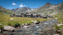 Au pied du col de l’Iseran, ce village de Savoie a gardé ses maisons de lauze