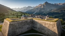 Ce village fortifié par Vauban en 1693 est classé au patrimoine mondial de l’UNESCO