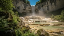 Au creux d’un cirque de falaises, la cascade du Dard crée ses bassins de tuf